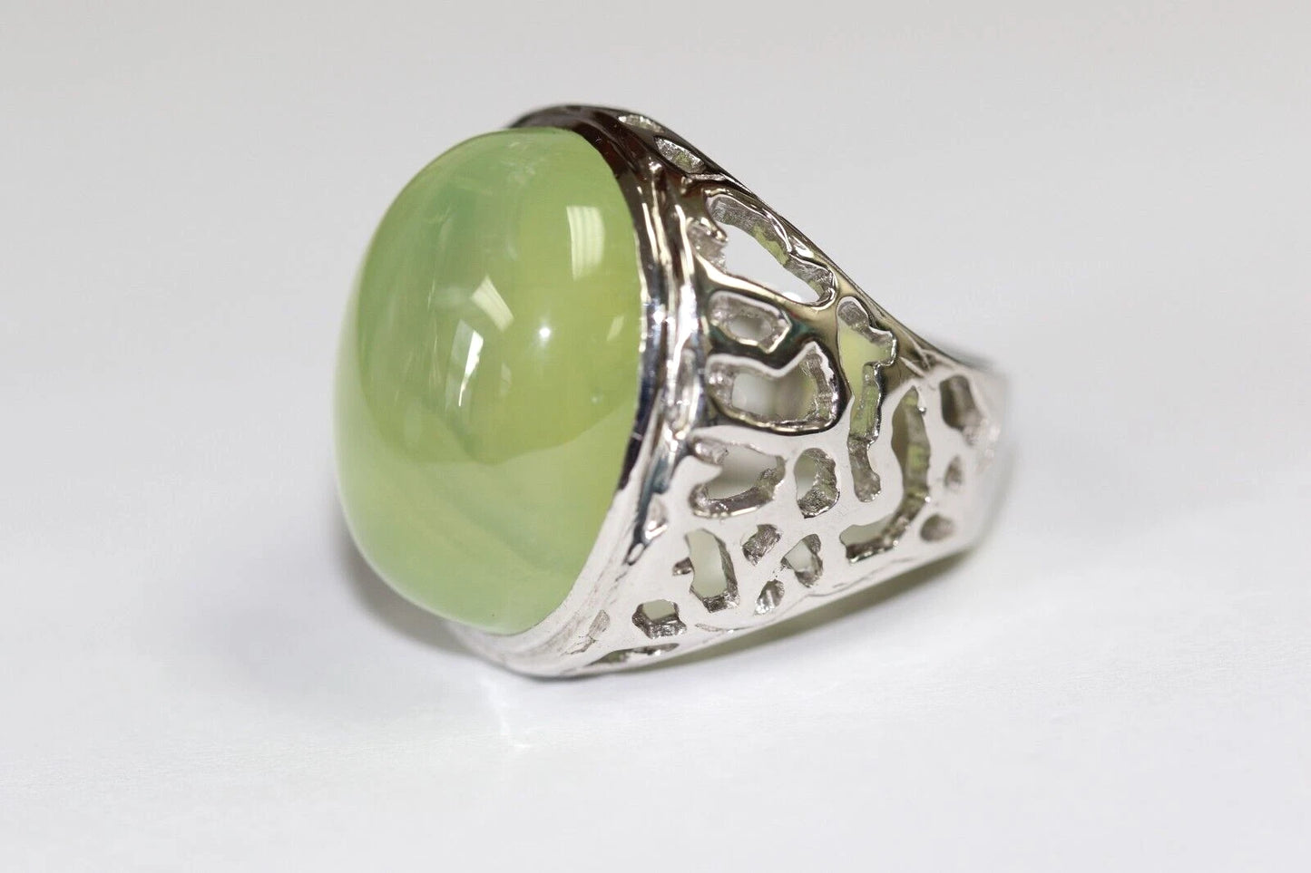 luxurious Prehnite Oval Cab Shape Ring